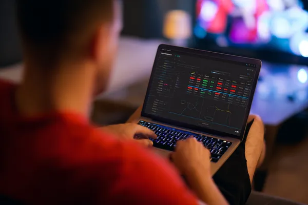 সোনালি কয়েনের ঝর্ণার মধ্যে ঘূর্ণায়মান একটি রুলেট চাকার ক্লোজ-আপ—যা 6777DET–এ গভীর ক্যাসিনো অ্যাকশনকে তুলে ধরে।