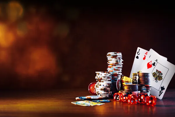 সবুজ বিলাসবহুল গাউন পরা এক নারী অলংকৃত রুলেট চাকার পাশে—যা 6777DET–এর উচ্চমানের ক্যাসিনো পরিবেশকে প্রকাশ করে।